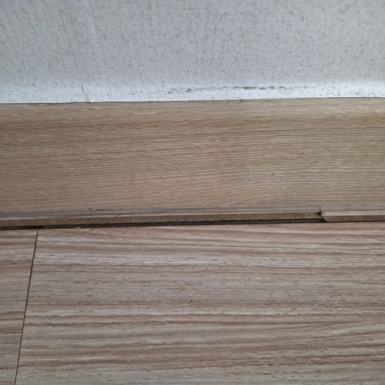 걸레받이몰딩교체 후 새 자재로 마감된 코너 모습