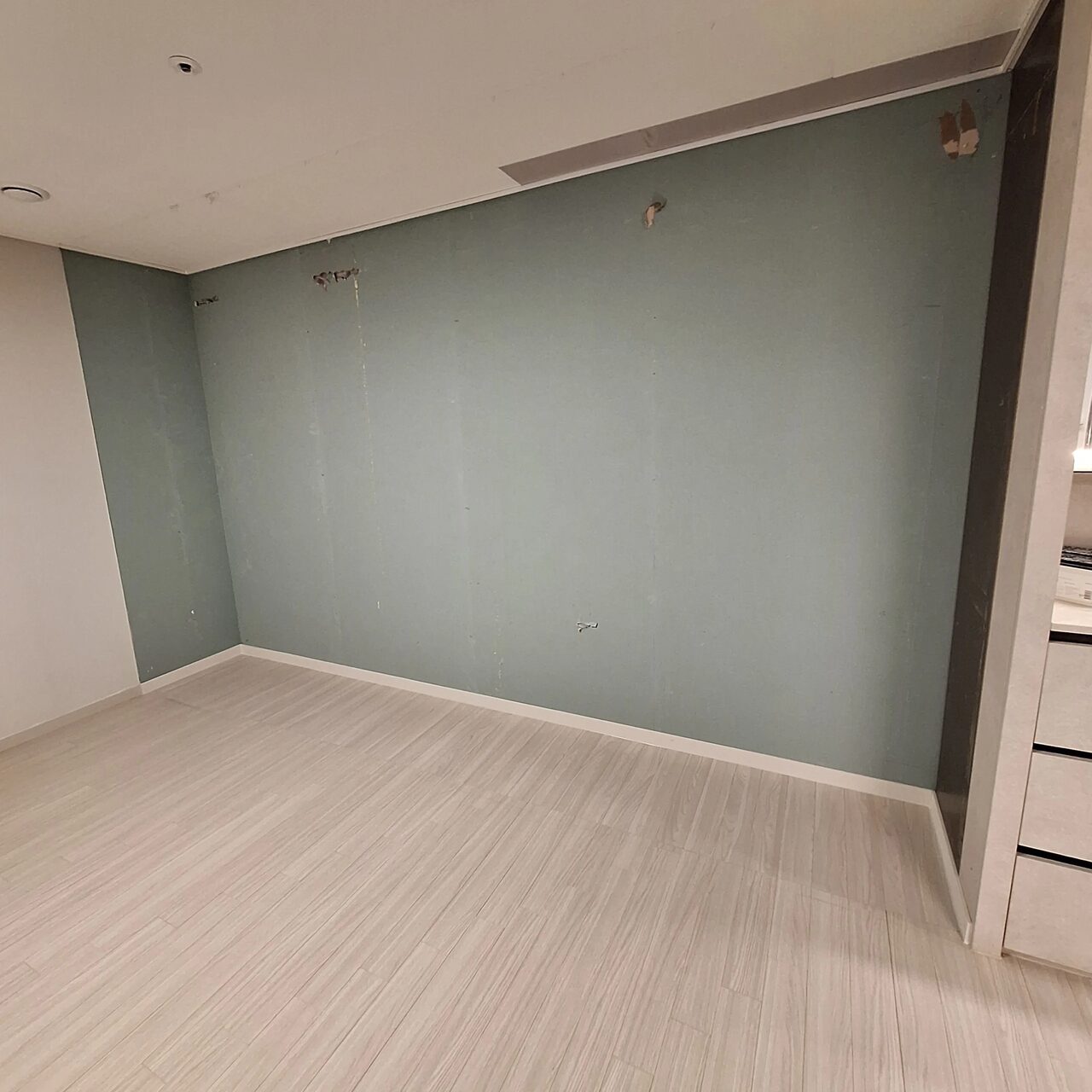 걸레받이몰딩이 없어 벽면이 손상되고 마감이 되지 않은 모습