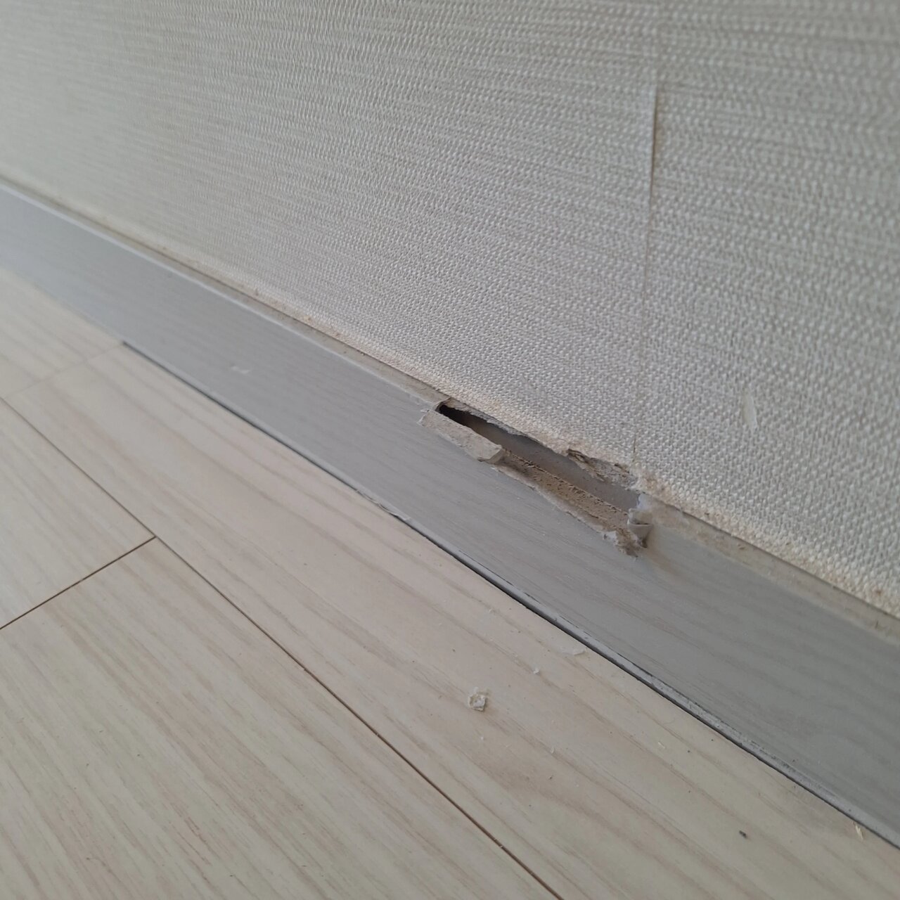 피스 시공 후 자국이 깔끔하게 마감된 원목 걸레받이몰딩
