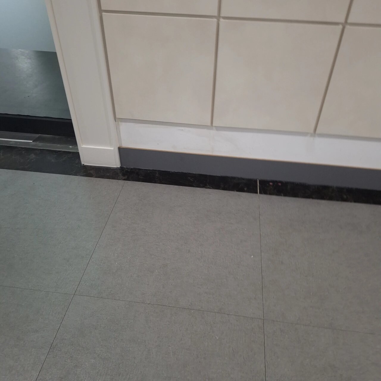 빌라 내부 벽면에 걸레받이몰딩이 시공된 모습