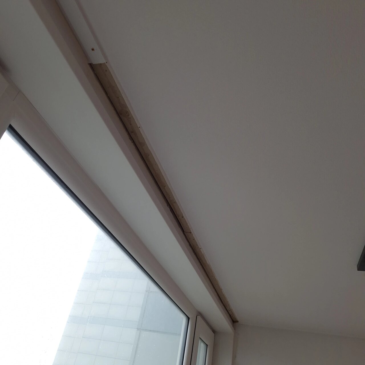 코킹 보수가 완료되어 틈새가 사라진 걸레받이몰딩 벽면